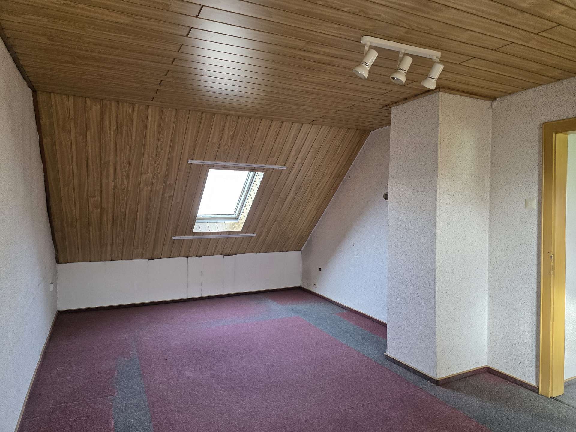 Immobilie in Illingen - Gemütliches Einfamilienhaus mit Einliegerwohnung und riesigem Garten in zentraler Lage - Bild 3