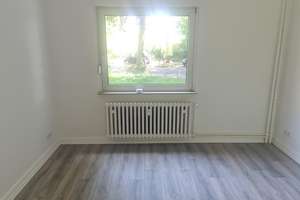 Renovierte 3-Zimmer-Erdgeschosswohnung zu vermieten- 300 € Wunschgutschein* inklusive! – Ottokarstraße 34, 47166 Bruckhausen, Duisburg – Vorschaubild 1
