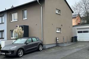 Kernsaniertes Einfamilienhaus mit Wohnkeller, Kaminofen, Sonnenterrasse, PV & Wärmepumpe – Die vollständige Adresse der Immobilie erhältst du vom Anbieter., 66606 Sankt Wendel – Vorschaubild 1