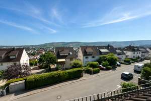 * Halbhöhenlage in S-Wangen * Attraktives 3-FH mit Garage + Stpl. + Garten + Balkon/Terrassen *