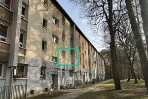 Gut geschnittene, unrenovierte Drei-Zimmer-Wohnung (WBS erforderlich)