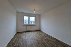 Ab 10.12.2025 // Frisch renoviert // 3-Zimmer // offene Küche und Tageslichtbad – 2 NKM frei! – Andromedaweg 20, 4205 Grünau-Nord, Leipzig – Vorschaubild 2