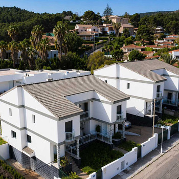 Reihenhaus bezugsfertig mit privater Garage.