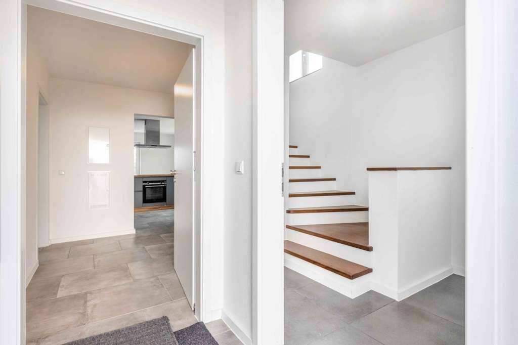 Immobilie in Gilching - 4-Zimmer-Maisonette-Wohnung mit Gartenanteil, Carport & Stellplatz - Bild 1