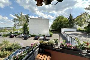 GEPFLEGTE WOHNUNG MIT BALKON UND GUTER INFRASTRUKTUR VOR DER HAUSTÜR – Flachstraße 3, 65199 Dotzheim, Wiesbaden – Vorschaubild 2