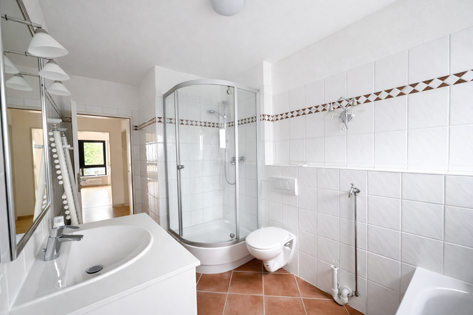 Immobilie in Grünwald - Den eigenen Geschmack verwirklichen! 4-Zimmer-Wohnung in bester Ortskernlage mit zwei Balkonen - Bild 1