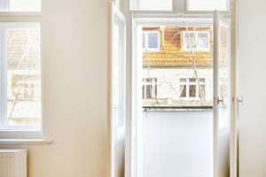 Schöne, bezugsfreie 2-Zimmer-Wohnung mit Balkon und charmanten Altbaudetails im Arnimplatz-Kiez!