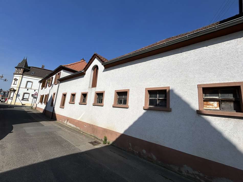 Straßenansicht Stallung