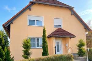 Gepflegtes Zweifamilienhaus mit sechs Stellplätzen