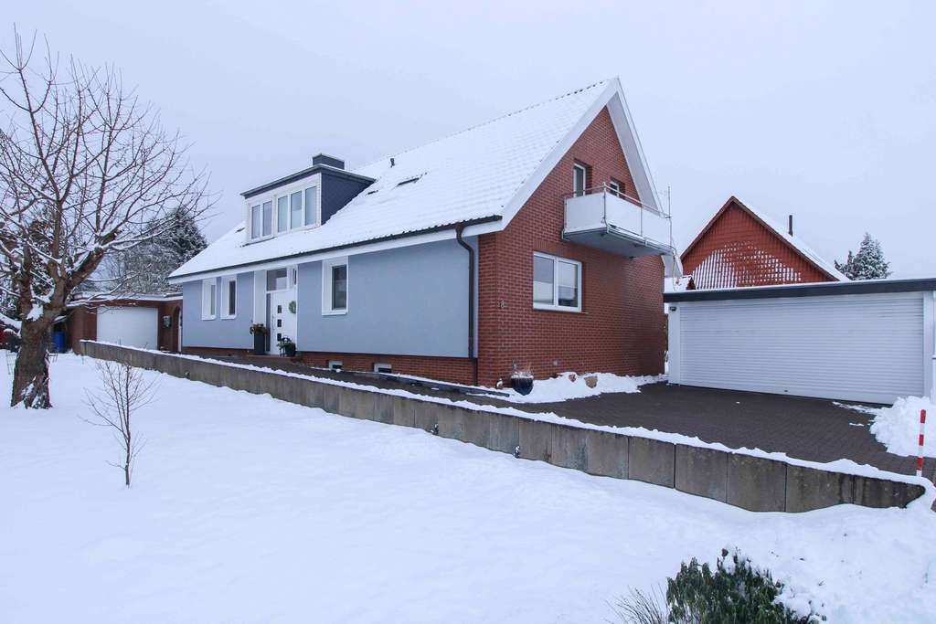 Immobilie in Obernkirchen - Jetzt zugreifen: Gepflegtes Einfamilienhaus mit Einliegerwohnung, Garten und 3 Stellplätzen - Bild 0