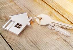 Schlüsselbund auf Holz