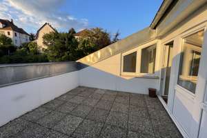  Helle, großzügige 2-Zimmer Dachgeschosswohnung mit großem Dachbalkon in S-Obertürkheim 