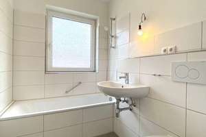 Schöne 3-Zimmer Wohnung mit Balkon ab dem 15. Oktober 2026 in ruhiger, grüner Wohnanlage – Pommernweg 17, 22926 Ahrensburg – Vorschaubild 2