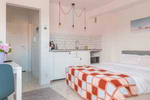 Moderne & möblierte 1-Zimmer Wohnung mit Einbauküche und Balkon – Cranachstraße 31, 40235 Düsseldorf – Vorschaubild 4