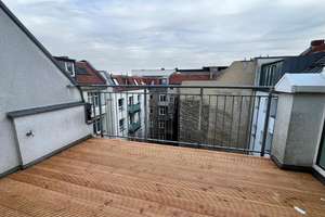 helle Dachdgeschoss-Maisonette im ruhigen Seitenflügel mit Terrasse und Wintergarten