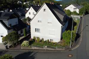 Geräumiges 6-Zimmer Haus mit Garage in Dillenburg - Oberscheld – Die vollständige Adresse der Immobilie erhältst du vom Anbieter., 35688 Dillenburg – Vorschaubild 1
