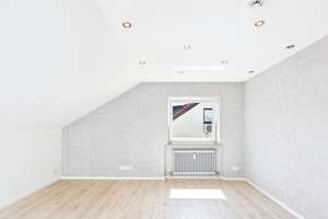 Die Tür geht auf, der Blick hinauf: 4-Zimmer mit Südbalkon und Weitsicht in Feuerbach! – 70469 Feuerbacher Tal, Stuttgart – Vorschaubild 7