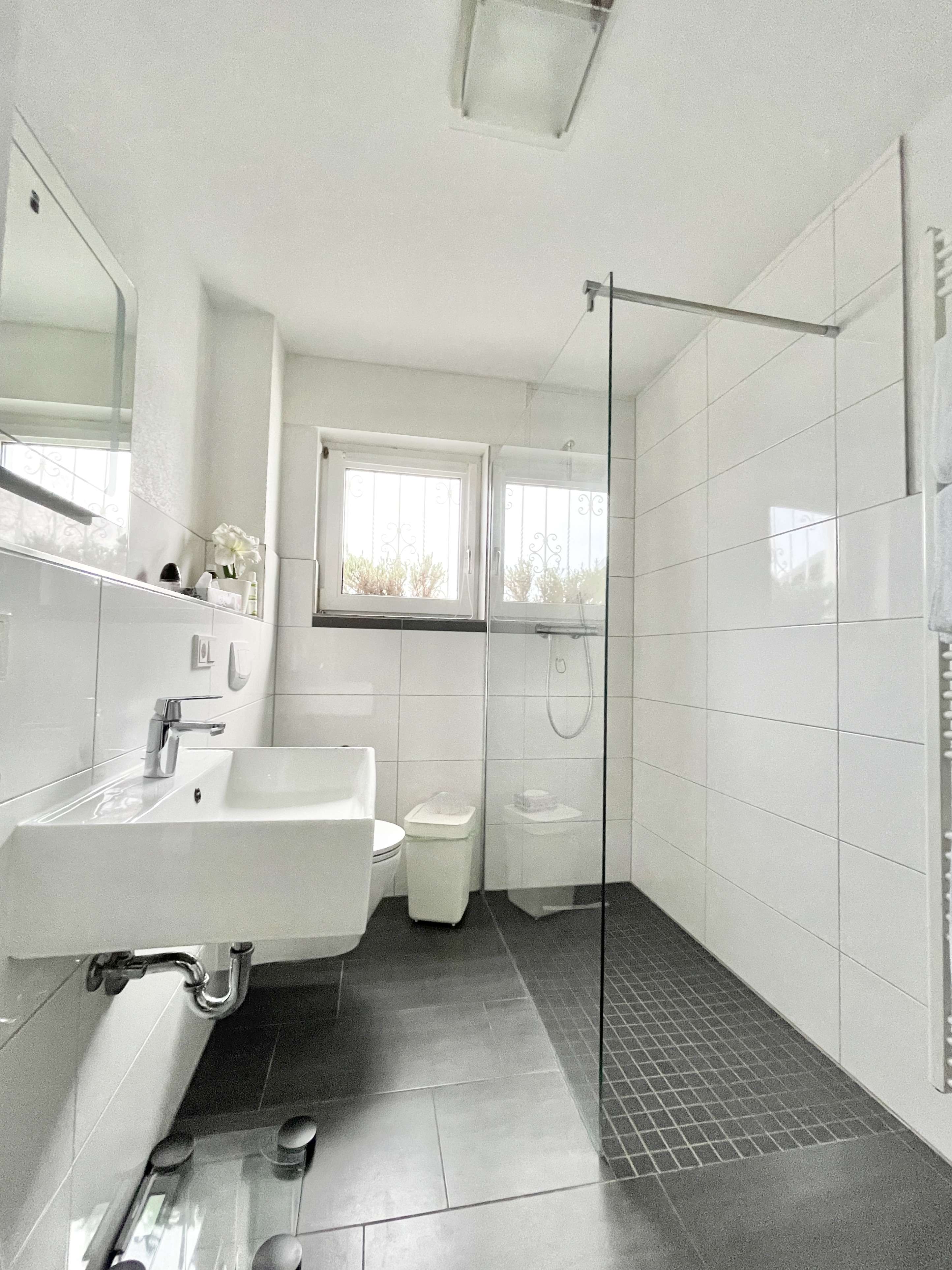 Immobilie in Hohenstein - EINZIEHEN UND WOHLFÜHLEN! TOP RENOVIERTES EINFAMILIENHAUS IN 1A WOHNLAGE IN HOHENSTEIN BREITHARDT - Bild 2