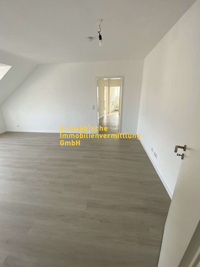 Immobilie in Markgröningen - Zentrale 3-Zi.-DG-Wohnung in Markgröningen | modernisiert & lichtdurchflutet - Bild 2