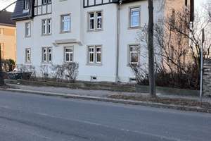 Perfekt geschnitten und frisch saniert mit Balkon, Einbauküche und Bad mit Wanne und Dusche