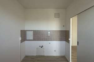 Ideal für Singles oder Pärchen - In Sanierung mit Balkon und Wannenbad! – Naumburger Ring 32, 12627 Hellersdorf, Berlin – Vorschaubild 4