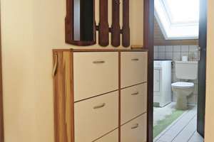 Möblierte Dachgeschosswohnung mit zwei Räumen und Einbauküche in Reutlingen-Sondelfingen – Schleestraße 4, 72766 Sondelfingen, Reutlingen – Vorschaubild 2