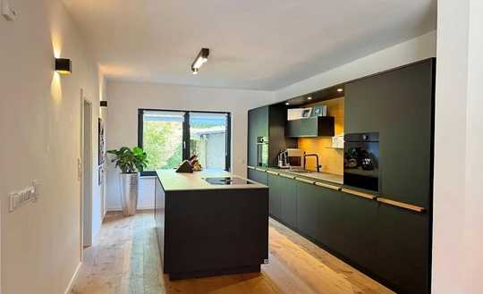 Zukunftssicheres Design-Atriumhaus: Klasse B, 12kWp PV, Klima, Kamin & Einlieger-Option