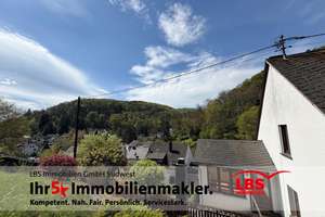 gepflegtes 1-2 Familienhaus in naturnaher 
Stadtrandlage mit über 2000 m² Grundstück