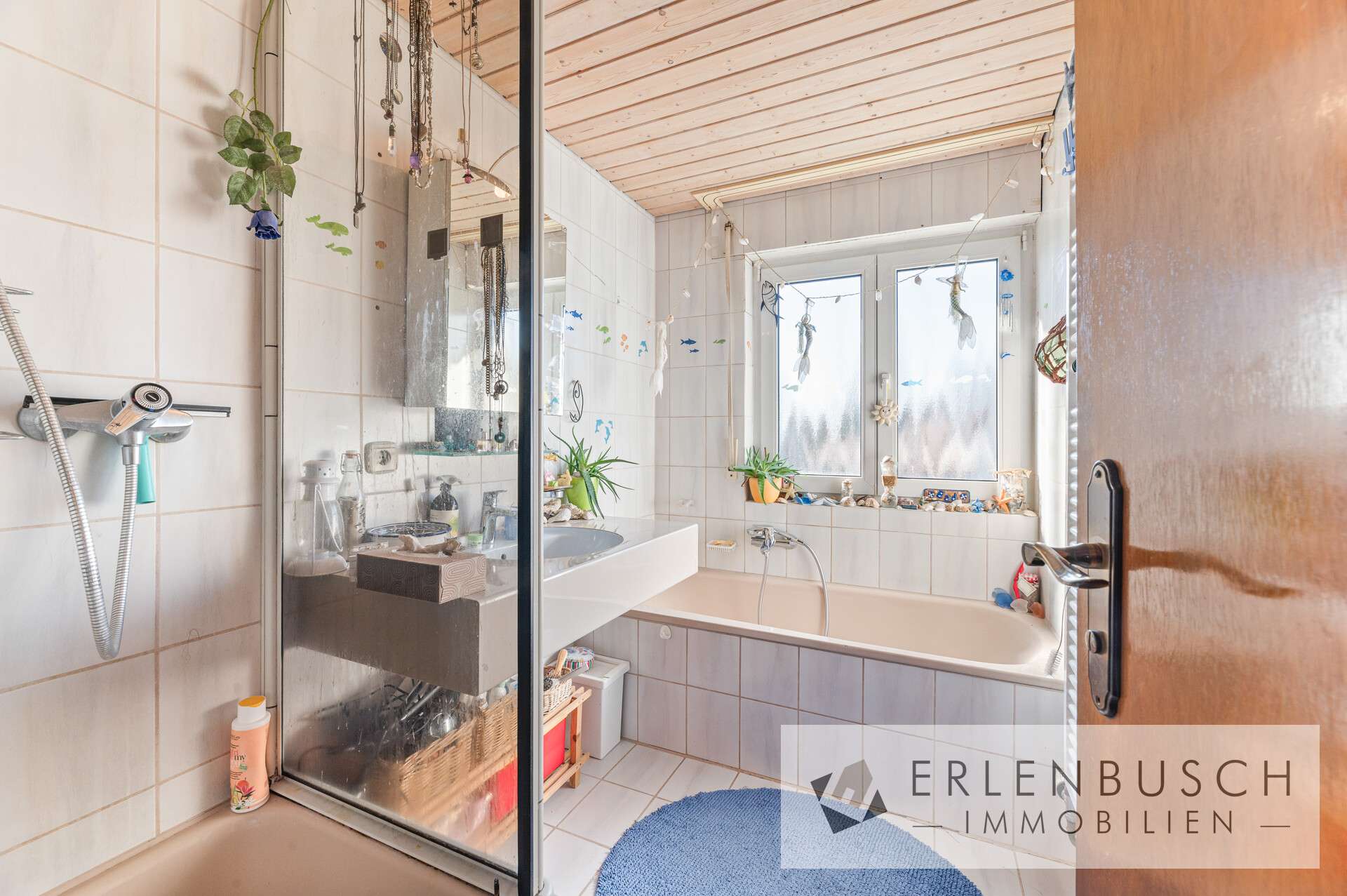 Immobilie in Kaisersbach - Großzügiges Zweifamilienhaus mit weitläufigem Grundstück und Entwicklungspotenzial - Bild 0