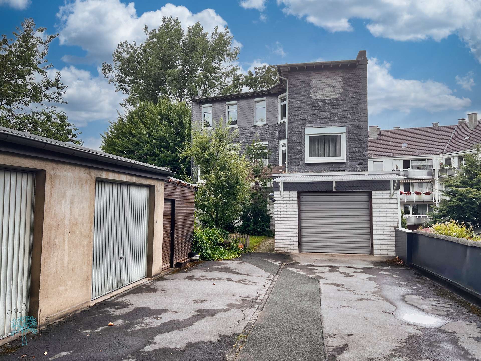 ***Freistehendes Einfamilienhaus mit sechs Garagen, Wuppertal – Bild 1