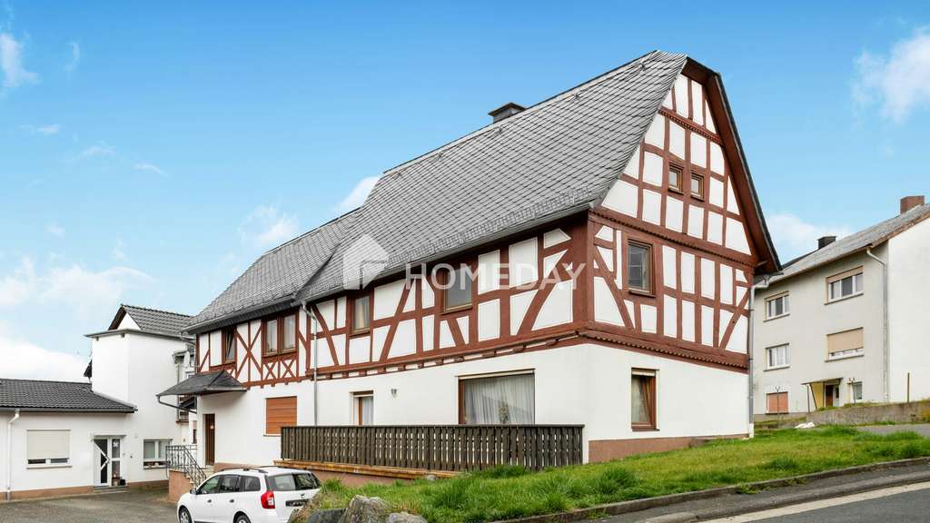 Immobilie in Waldsolms - Denkmalgeschütztes MFH mit 4 Einheiten, Garten und Stellplätzen in Waldsolms-Kröffelbach - Bild 0