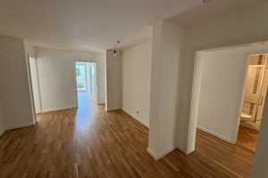 Stilvolle, lichtdurchflutete 4-Zimmer-Wohnung mit Balkon in München – München – Vorschaubild 1