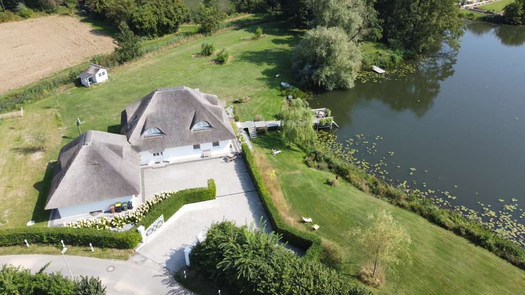 Traumhaftes Reetdach-Haus mit eigenem See – Ihr persönliches Paradies!