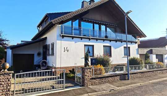 Bild von Gau-Algesheim - Großzügiges Einfamilienhaus (mit ELW) in bester Wohnlage mit Garten und zwei Garagen