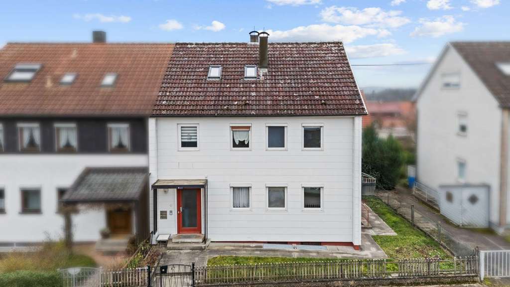 Immobilie in Rutesheim - Charmante Doppelhaushälfte in Rutesheim mit Einliegerwohnung, großem Garten, Balkon und Wintergarten - Bild 1