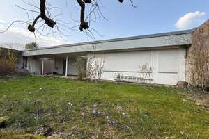 Denkmalgeschützter Flachdachbungalow mit Atrium und großem Garten in Karlsruhe-Rüppurr