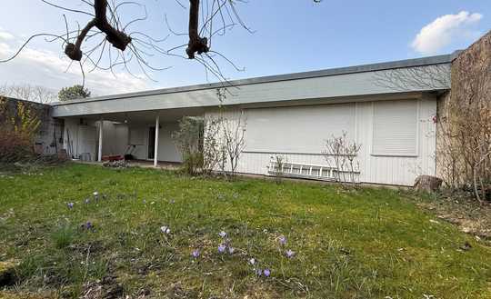 Denkmalgeschützter Flachdachbungalow mit Atrium und großem Garten in Karlsruhe-Rüppurr