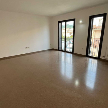 DUPLEX MIT TERRASSE UND PARKPLATZ ZU VERKAUFEN IN BREDA INVESTITION MIT MIETER