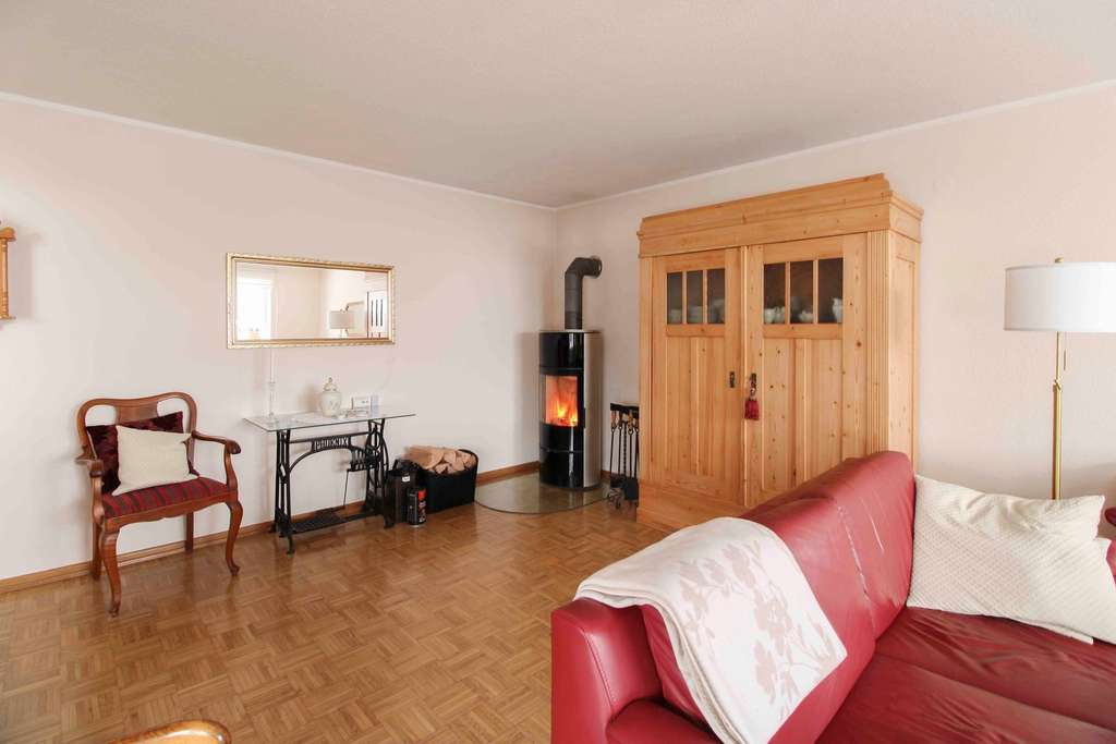 Immobilie in Obernkirchen - Jetzt zugreifen: Gepflegtes Einfamilienhaus mit Einliegerwohnung, Garten und 3 Stellplätzen - Bild 2