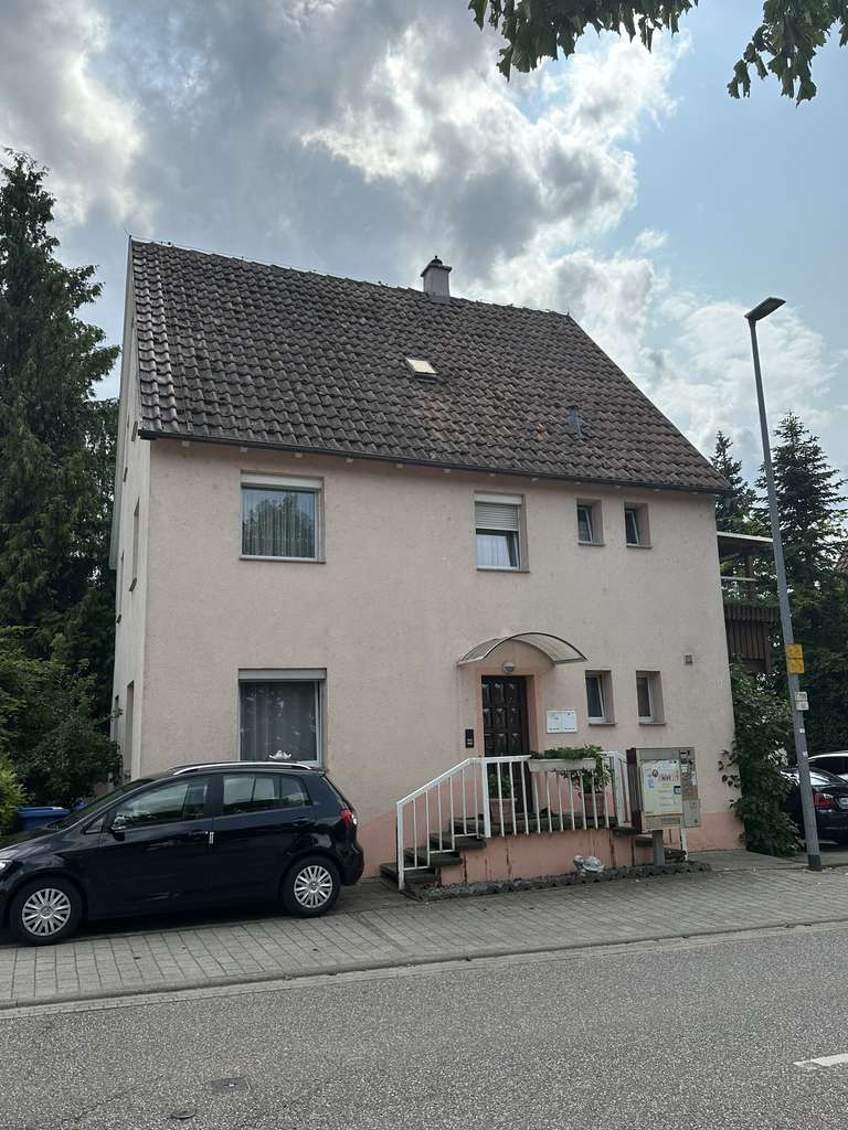 Immobilie in Lauffen am Neckar - Freistehendes Zweifamilienhaus mit Garage, Carport, Stellplätzen und einer schönen Balkonterrasse - Bild 1