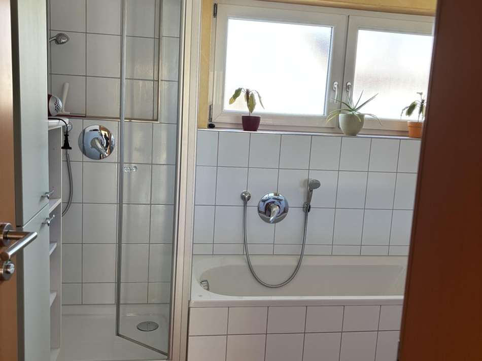 OG-Bad: Dusche und Wanne
