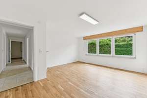 Teilmodernisiertes Zweifamilienhaus mit Terrasse, Garten, Doppelgarage und Ausbaupotenzial – Die vollständige Adresse der Immobilie erhältst du vom Anbieter., 79802 Dettighofen – Vorschaubild 2