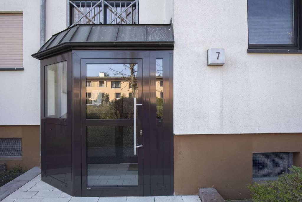 Immobilie in Steinbach - Top gepflegte 3ZKB mit Aussichtsbalkon und Garage. Energetisch saniertes Haus. Käuferprovisionsfrei! - Bild 2