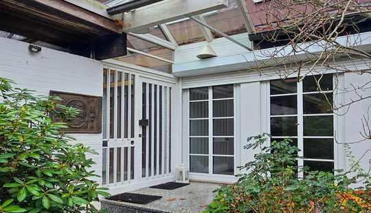 Bild von ENTWICKLUNGSPOTENTIAL: DOPPELHAUSHÄLFTE MIT WINTERGARTEN, SAUNA UND KAMIN