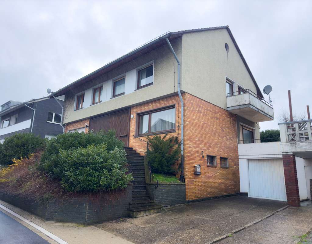 Immobilie in Wipperfürth - Wipperfürth:
Sanierungsbedürftige Doppelhaushälfte mit schönem Garten in zentraler Lage - Bild 0