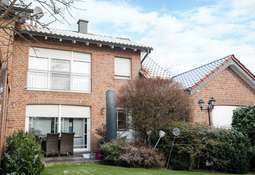 Frontansicht mit Garten