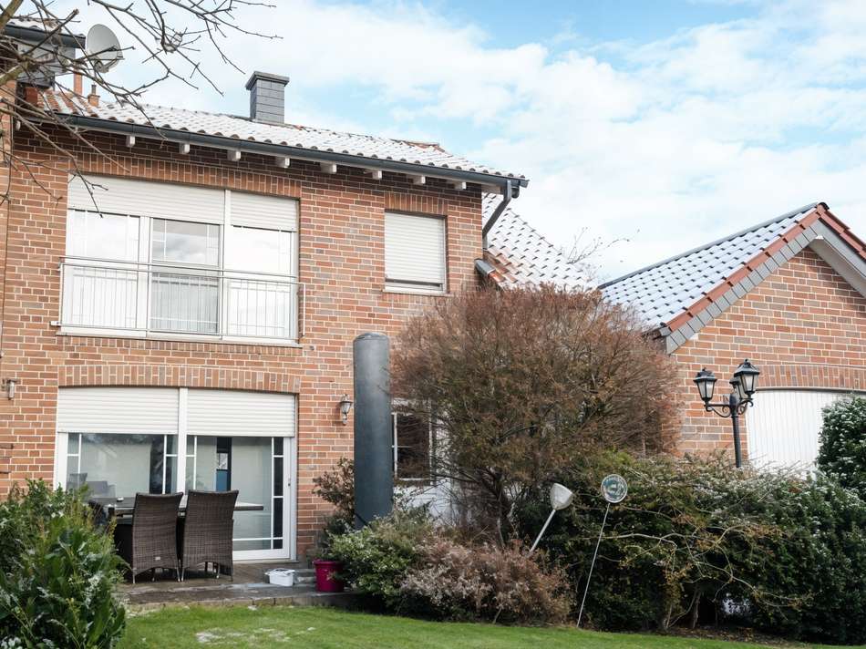 Frontansicht mit Garten