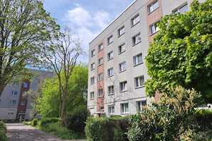 3-Raum Wohnung im Erdgeschoss für kreative Mieter - Renovierungsgutschein geschenkt! – Lunochodstr. 27, 39118 Magdeburg – Vorschaubild 1