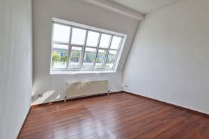 4-Zimmer-Dachgeschosswohnung im klassischen Altbau – Isoldestraße 5, 12159 Friedenau, Berlin – Vorschaubild 1