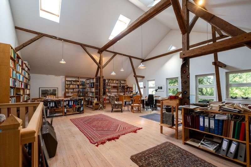 Immobilie in Niebüll - Baudenkmal - Bauernhaus unter Reet mit Scheune auf einer Warft im Gotteskoog - Bild 2